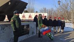 Знаменцы возложили цветы к памятнику воинов-интернационалистов