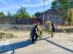 В селе Капустин Яр Астраханской области приводят в порядок кладбище