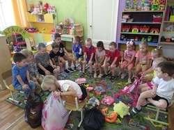 Выпускники детского сада Знаменска подарили свои игрушки малышам