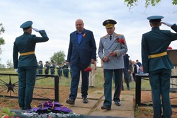 Знаменцы возложили цветы к братским могилам 