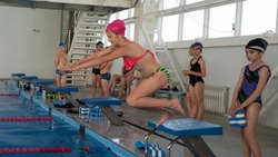 Знаменские дети продолжают учиться плаванию