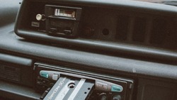В Знаменске из автомобиля украли музыкальную аудиосистему