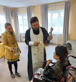 Настоятель капустиноярского храма посетил пациентов отделения сестринского ухода