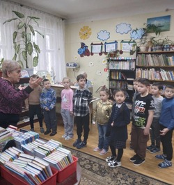 Дошкольники Знаменска подарили книги библиотеке 