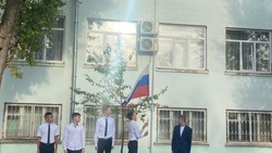 Понедельник в школах Знаменска начался с поднятия флага