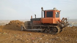На мусорном полигоне вблизи Знаменска проводятся работы по уплотнению грунта