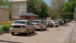 В одном из дворов Знаменска соседи не могут поделить парковочное место