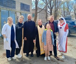 Знаменцы поздравили пациентов госпиталя с Пасхой 