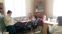 Юные знаменцы осваивают вышивку крестиком 