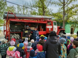 Знаменские малыши познакомились с профессией пожарного