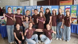 Знаменцы раздали ленточки в цветах российского флага 