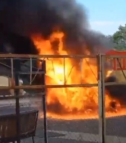 В Знаменске сожгли постройку на детской площадке