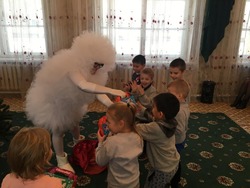 Аниматоры театра танца и пластики «Пластилин» в ЗАТО Знаменск подарили праздник особенным детям