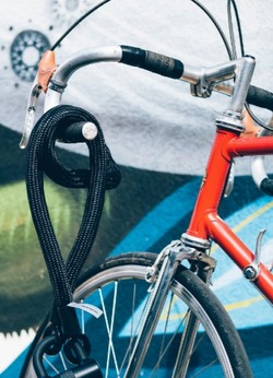 В Знаменске из подъезда дома украли велосипед 