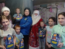 В селе Капустин Яр новогоднее настроение подарили детям из малообеспеченных семей