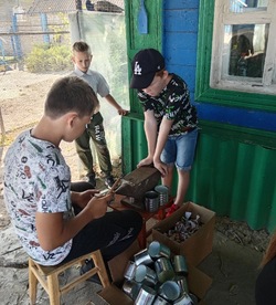 Воспитанники воскресной школы храма села Капустин Яр помогают фронту 