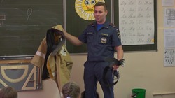 Первоклассникам Знаменска дали примерить форму пожарного