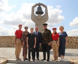 Знаменская делегация посетила военно-мемориальное кладбище Россошки