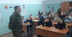 Офицер рассказал знаменским ребятам о легендарной бригаде