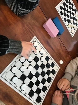 Юных знаменцев научили играть в шашки
