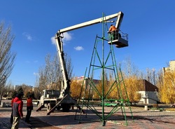В Знаменске началась установка новогодней ёлки