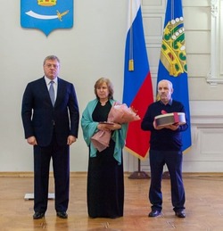 Астраханский губернатор вручил жительнице Знаменска медаль «Материнская слава»
