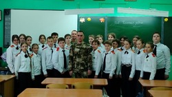 Ученики школы № 233 Знаменска встретились с участником СВО