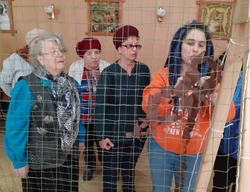 Серебряные волонтеры Знаменска присоединились к плетению масксетей