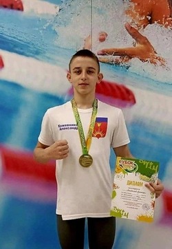 Пловец из Знаменска стал трижды чемпионом