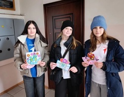 Юные знаменцы поздравили ветеранов 