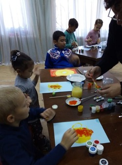  В жилом районе Знаменский дети рисовали осень