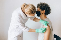 От коронавируса вакцинировали более 700 астраханских подростков