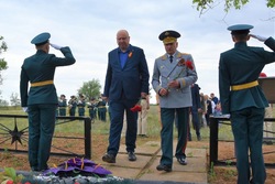 Знаменцы возложили цветы к братским могилам 