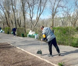 В Знаменске провели субботник в городском парке
