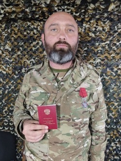Участнику СВО из Знаменска вручили медаль ордена «За боевые заслуги»