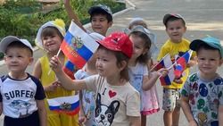 Знаменцы празднуют День государственного флага