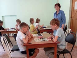 Отдых детей в Знаменске разнообразят игрой в шашки 