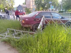 Водитель из Знаменска врезался в дорожное заграждение