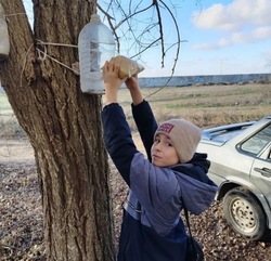 Юные знаменцы кормят птиц зимой