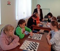 Подростки Знаменска приняли участие в рождественском шашечном турнире 