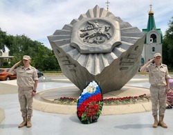 К памятнику Защитникам Отечества в Знаменске возложили венки