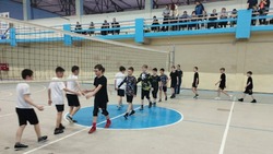 В спортивной школе Знаменска сразились волейболисты Знаменска и Волгограда 