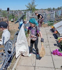 Ребята из воскресной школы села Капустин Яр привели в порядок воинские захоронения