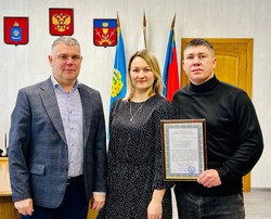 В Знаменске вручили свидетельство на социальную выплату молодой семье