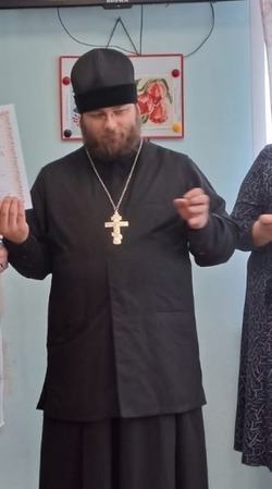 Капустиноярский священник посетил родительское собрание в сельской школе
