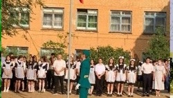 Священник капустиноярского храма выступил на школьной линейке