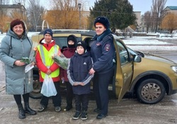 В Знаменске подарили цветы женщинам за рулем 