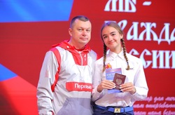 Жительница Знаменска получила паспорт из рук Героя России