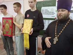 Настоятель храма села Капустин Яр рассказал школьникам о книгах 