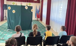Сотрудники администрации Знаменска показали малышам кукольный спектакль 